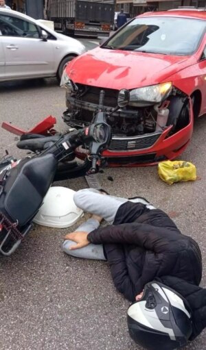 adapazarinda motosiklet ve otomobil kafa kafaya carpisti kqIIlKjw.jpg